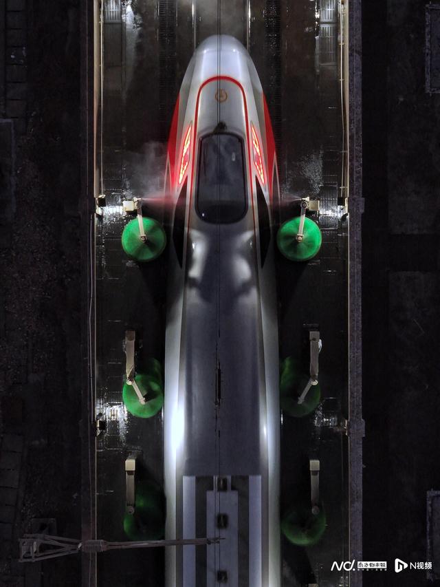 动车组排队“洗白白”待出发，广州动车段通宵运作备战春运