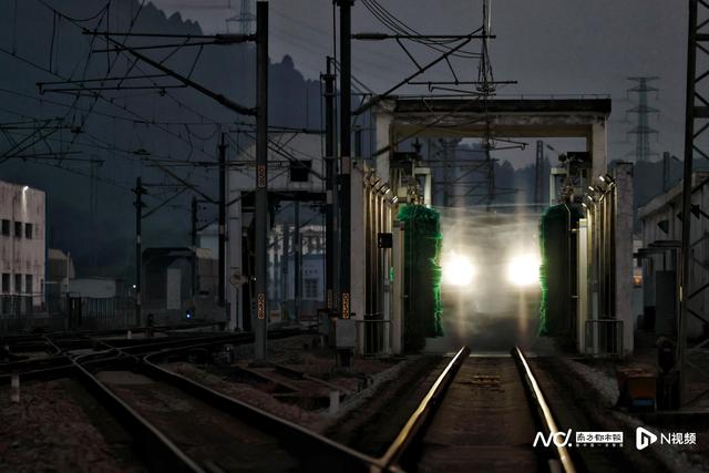 动车组排队“洗白白”待出发，广州动车段通宵运作备战春运