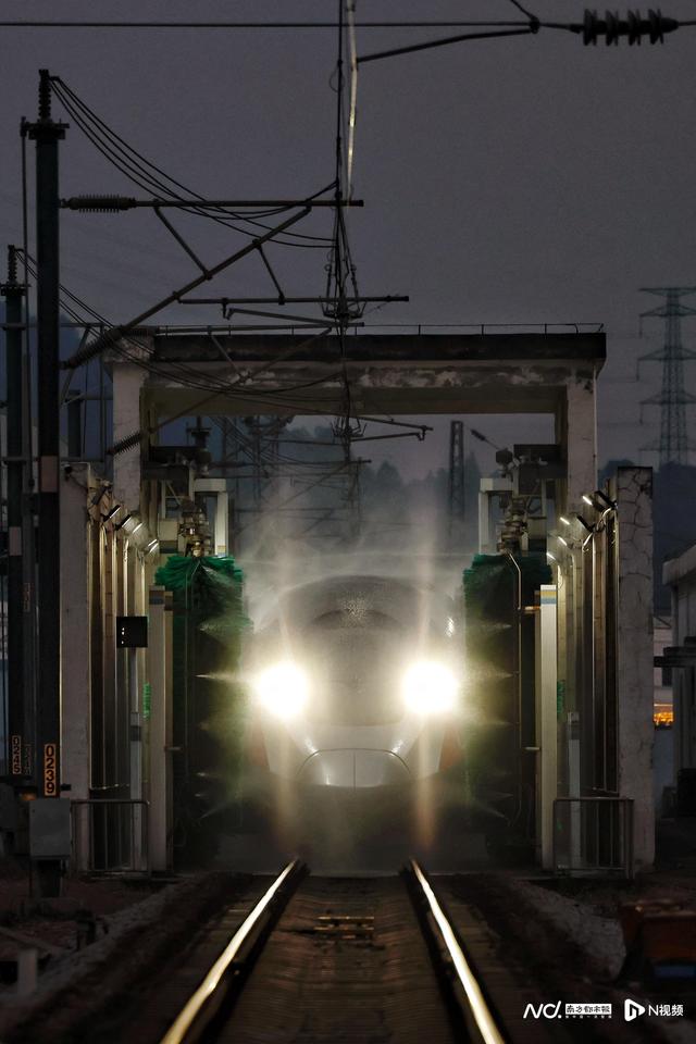 动车组排队“洗白白”待出发，广州动车段通宵运作备战春运