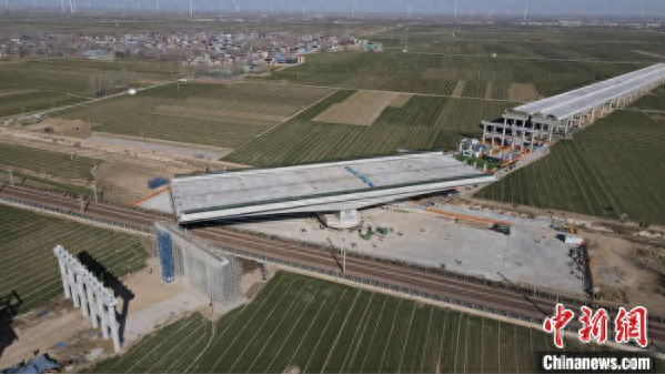 安罗高速上跨新兖铁路特大桥梁“完美转身”