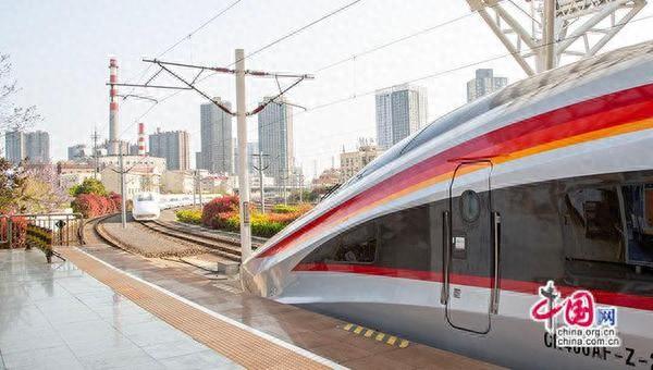 时评：铁路连接内外 驱动经济新引擎
