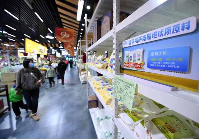 新华全媒+｜中欧班列“门到门”年货专列开抵西安