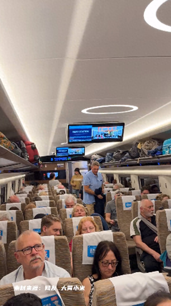 高铁车厢里全是老外！网友：以为出国了