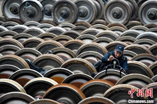 武铁列车“医生”精检细修迎春运