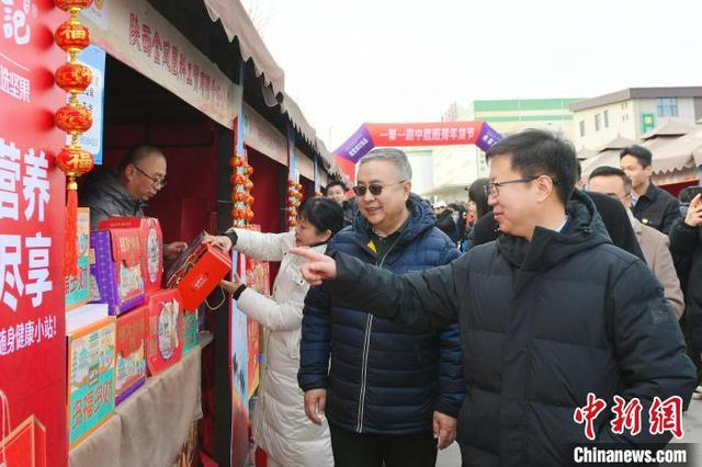 中欧班列（西安）首趟“门到门”年货专列抵达