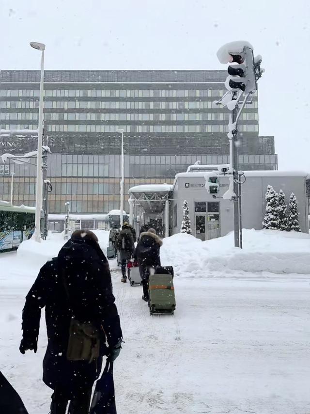多图直击日本暴雪，有中国人滞留列车数小时！使馆提醒