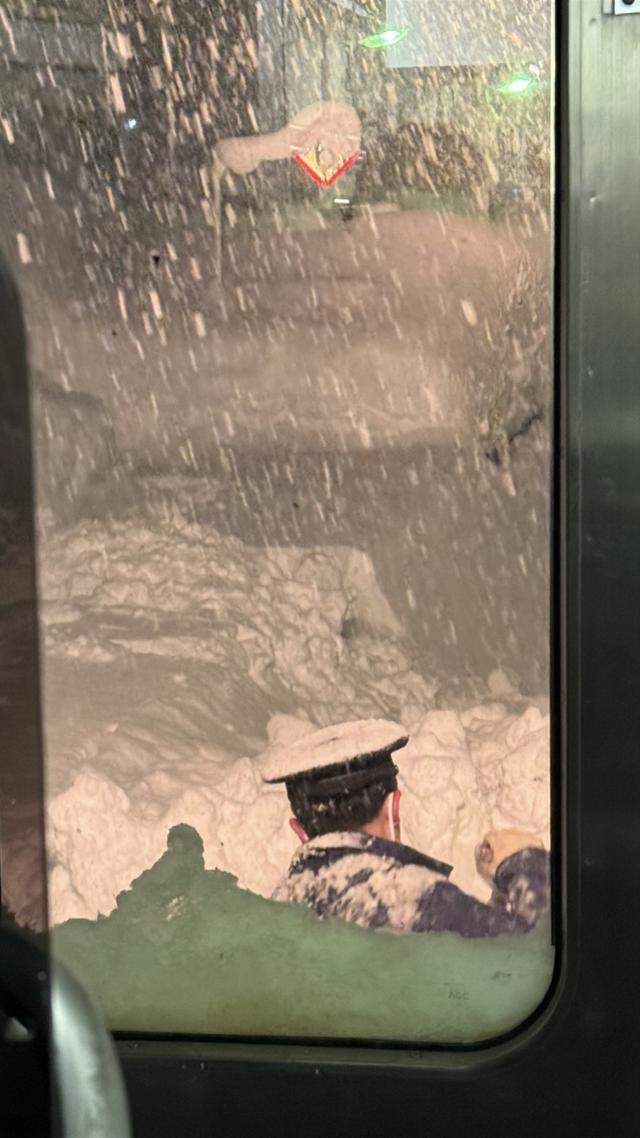 多图直击日本暴雪，有中国人滞留列车数小时！使馆提醒