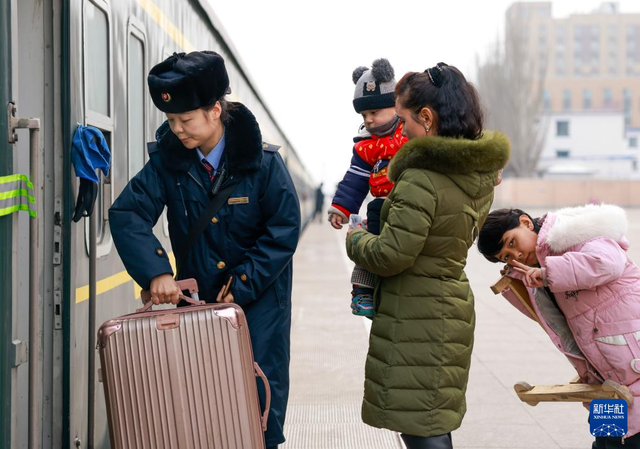 南疆“慢火车”载“候鸟”回家
