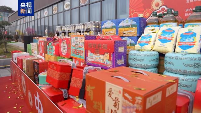 首趟中欧班列“门到门”年货专列抵达西安