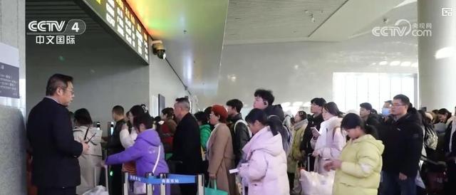 春运火车票预售火爆 铁路部门多措并举保障出行