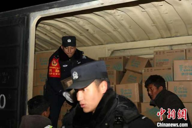 铁路首趟救灾物资专列抵达日喀则 多方警力护航物资转运