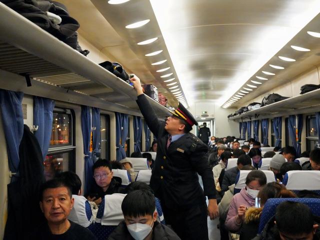 春运抢先看·小事中的改革｜“坐火车上下班也能交到新朋友”