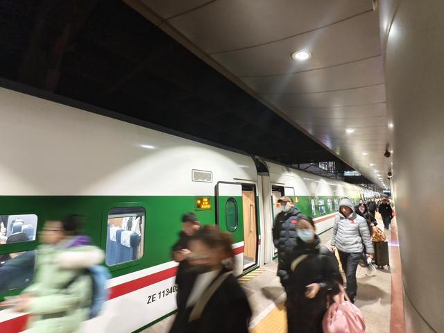 春运抢先看·小事中的改革｜“坐火车上下班也能交到新朋友”