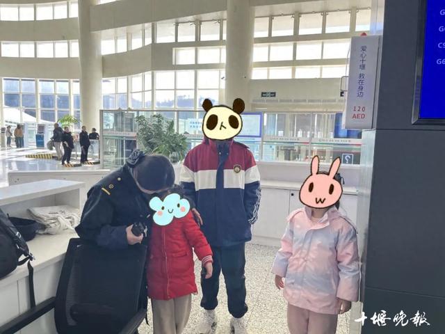 男子下车抽烟错过上车把3个孩子落在火车上，连扇自己耳光……幸有工作人员送回