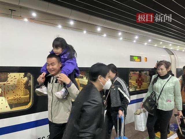 今天，在粤湖北务工人员坐上首趟免费专列返乡