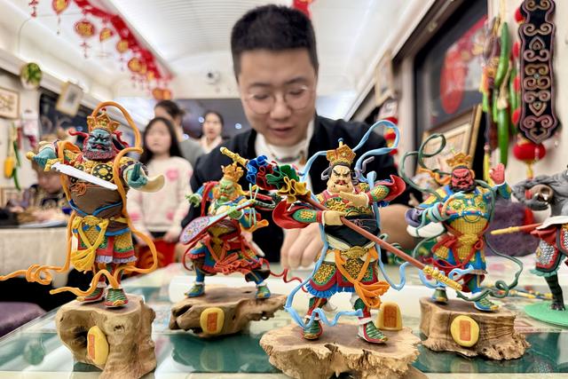 非遗在路上：黑龙江开行今年首趟民族非遗文化列车