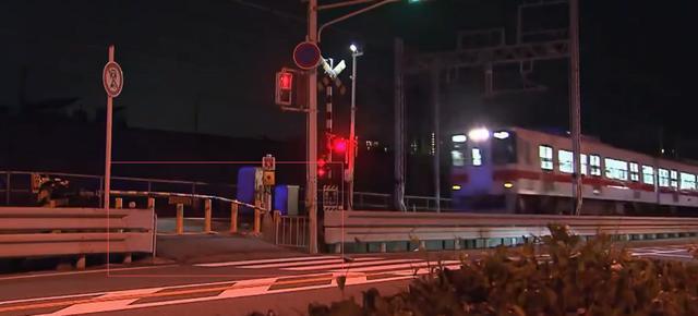 2名中国女游客在日本遭列车撞击身亡！警方推测：或误以为铁轨内是“等待区”