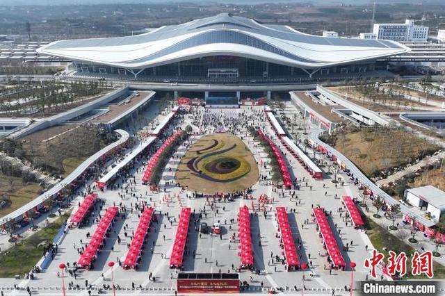 湖北迎来2025年首趟返乡高铁专列