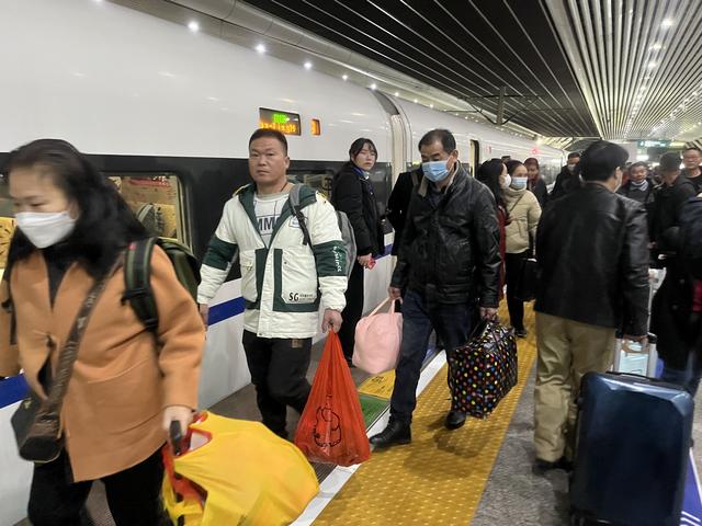 春运将启，一财直击粤港澳大湾区开出首趟“返乡专列”
