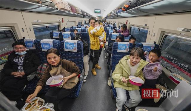 “第一次坐高铁回老家！”700余名湖北老乡乘专列从广州直达荆门