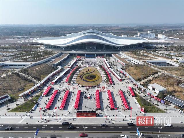 “第一次坐高铁回老家！”700余名湖北老乡乘专列从广州直达荆门