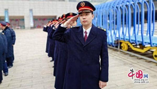 铁路制服换新颜，展现中国速度的温暖风景线