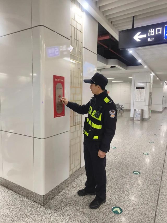 宁波地铁一小孩出于好奇按下站台紧急停车按钮，列车被迫降速致使晚点