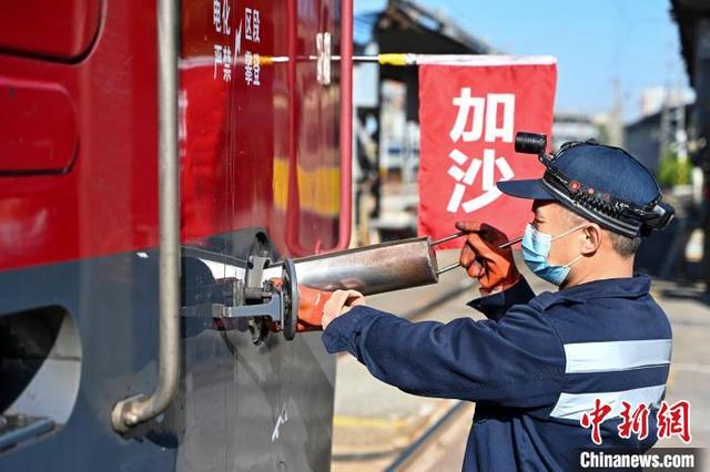 广州铁路机车入库检修整备迎春运