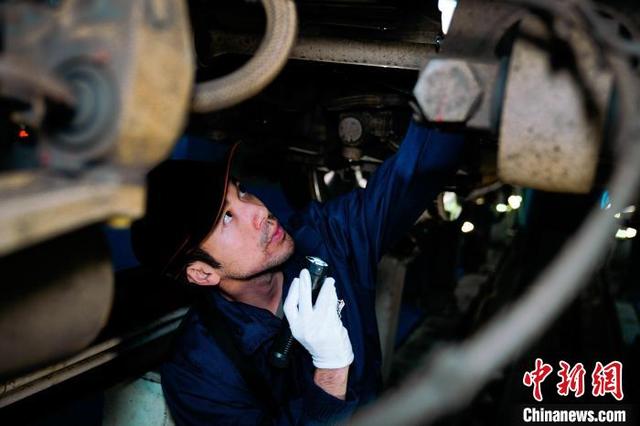 重庆：128组动车整装待发迎春运