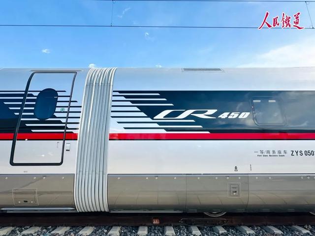 新一代高速列车CR450动车组，吸引全球目光！