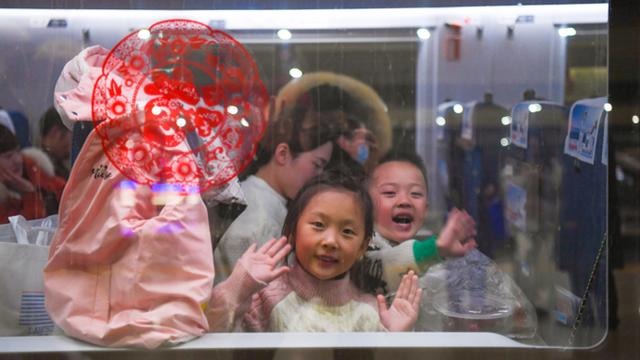 文汇视觉︱把“福”带回家！铁路上海站2025年春运首趟临客列车开出