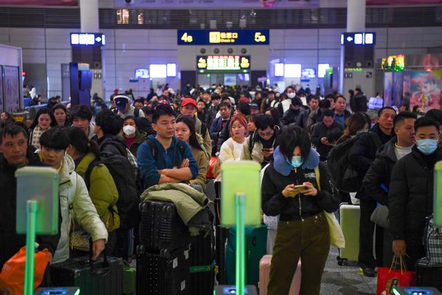 文汇视觉︱把“福”带回家！铁路上海站2025年春运首趟临客列车开出