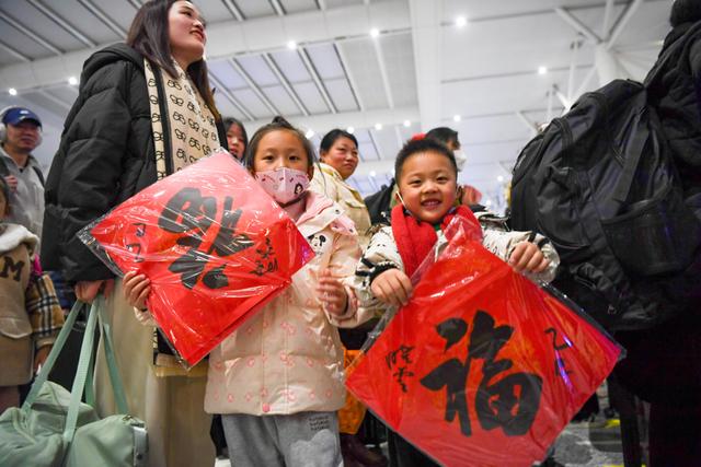 文汇视觉︱把“福”带回家！铁路上海站2025年春运首趟临客列车开出