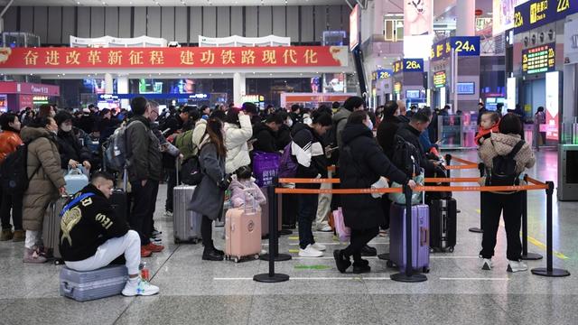 文汇视觉︱把“福”带回家！铁路上海站2025年春运首趟临客列车开出