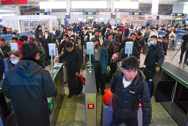 文汇视觉︱把“福”带回家！铁路上海站2025年春运首趟临客列车开出