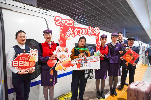 文汇视觉︱把“福”带回家！铁路上海站2025年春运首趟临客列车开出