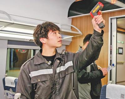 冬夜里，他们为动车驱寒保暖（追梦路上）