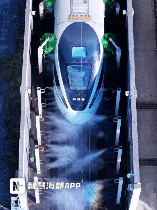 动车“洗澡”迎春运！