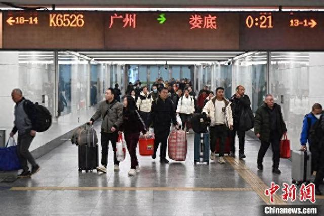 （新春见闻）2025年广州首趟春运列车发出