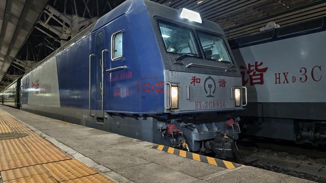 多图直击｜2025年春运今日启动 北京地区首趟列车开出