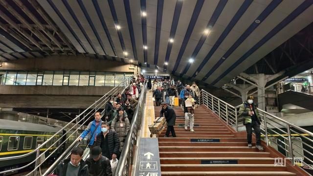 多图直击｜2025年春运今日启动 北京地区首趟列车开出