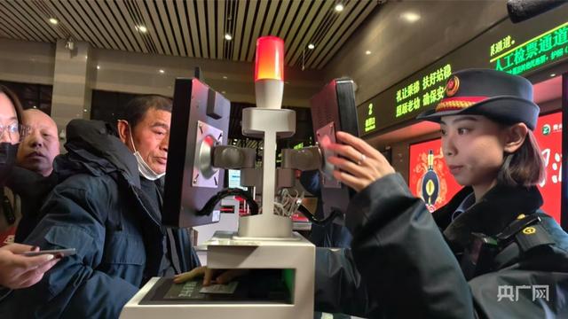 多图直击｜2025年春运今日启动 北京地区首趟列车开出