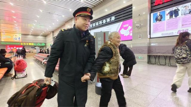 多图直击｜2025年春运今日启动 北京地区首趟列车开出