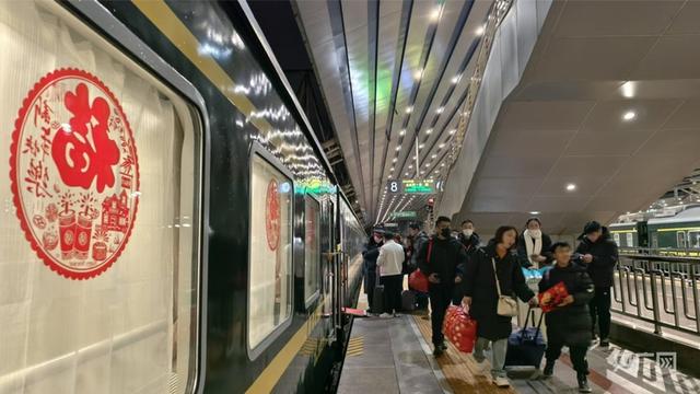 多图直击｜2025年春运今日启动 北京地区首趟列车开出