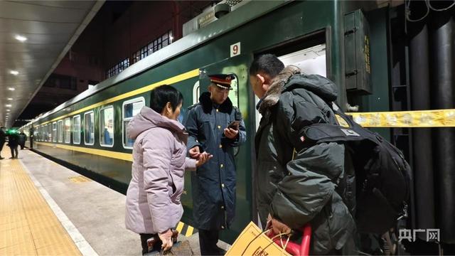 多图直击｜2025年春运今日启动 北京地区首趟列车开出
