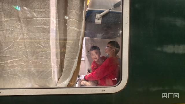 多图直击｜2025年春运今日启动 北京地区首趟列车开出