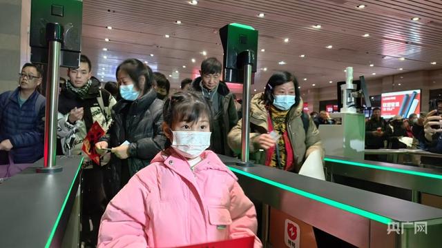 多图直击｜2025年春运今日启动 北京地区首趟列车开出