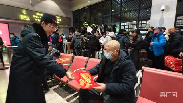 多图直击｜2025年春运今日启动 北京地区首趟列车开出