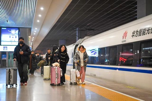 春运开启，回家过年！铁路上海站开出首趟临客列车