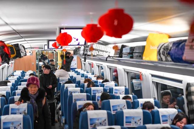 春运开启，回家过年！铁路上海站开出首趟临客列车